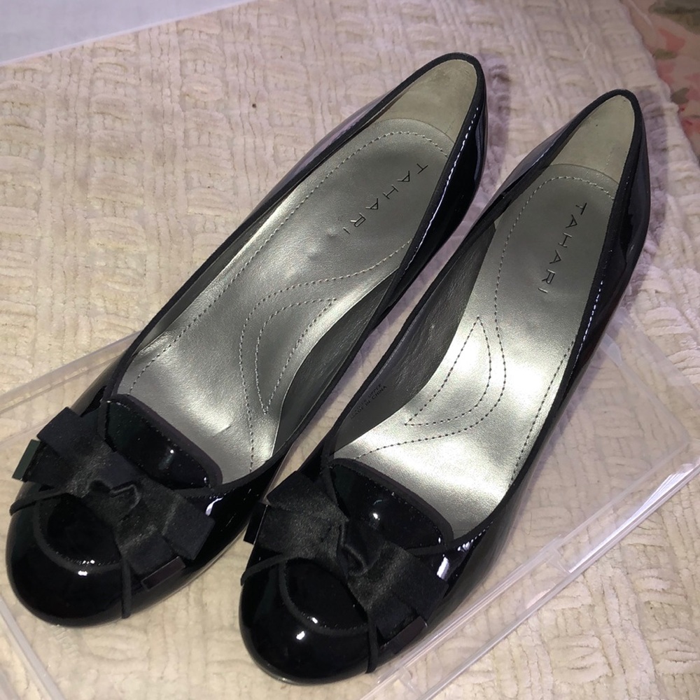 black Tahari heels
